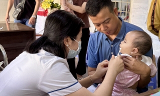 "Đi từng ngõ, gõ từng nhà" để bảo đảm trẻ em được tiêm vaccine sởi